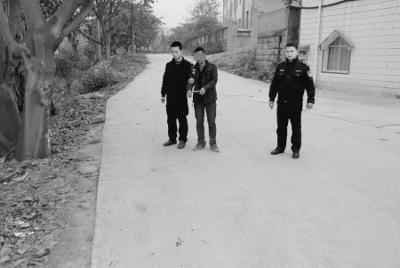 自贡荣县警方6小时破获一起抢劫出租车伤人案(图2)