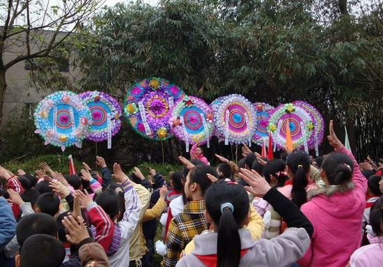 合面镇：奠英烈缅英雄&nbsp;践行科学发展观