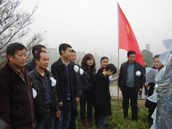 云锦镇：烈士墓前重温誓言
