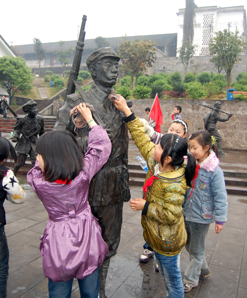 古蔺县：缅怀先烈&nbsp;&nbsp;文明祭奠(图2)