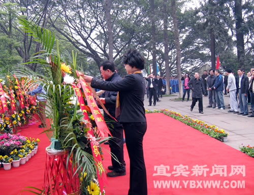 南北同祭&nbsp;宜宾东北两地清明祭奠赵一曼(图3)