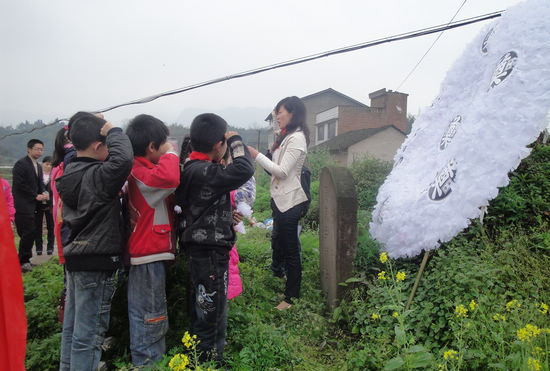 白节镇中心校：缅怀革命先烈&nbsp;追思添动力(图1)