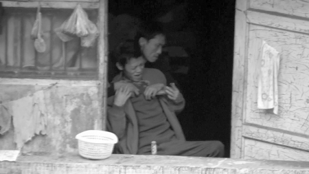 内江：狂男菜刀挟人质&nbsp;一声“父母”令他松了手(图2)