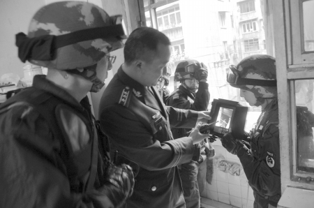 内江：狂男菜刀挟人质&nbsp;一声“父母”令他松了手(图3)