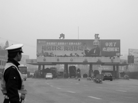成渝高速内江收费站破“堵局”(图2)
