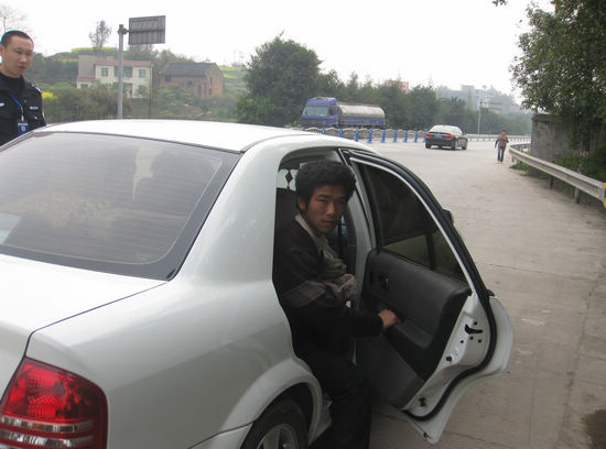 残疾青年误入高速&nbsp;隆纳高速交警热心相助