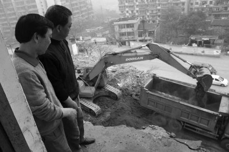 自贡现"楼吊吊" 一居民楼被挖成"峭壁"(图2) 自贡现"楼吊吊" 一居民楼被挖成"峭壁"(图2)