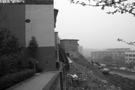 自贡现"楼吊吊"&nbsp;一居民楼三面墙脚被挖成"峭壁"(图1)