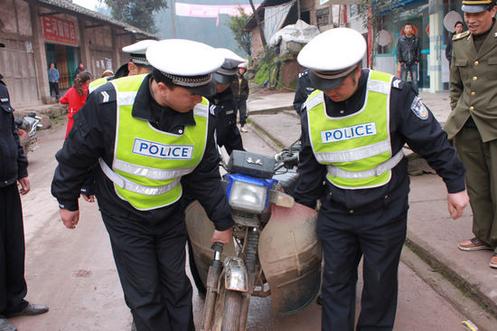 叙永县重拳出击&nbsp;整治违法行驶(图3)