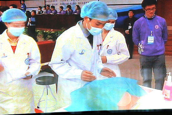 比赛临床技能&nbsp;泸州医学院获第一(图1)