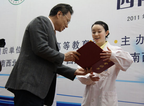 比赛临床技能&nbsp;泸州医学院获第一(图3)