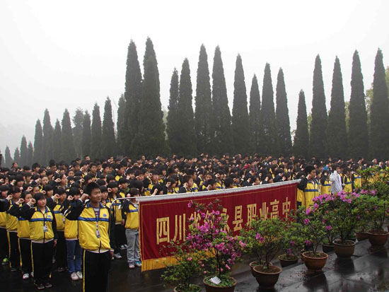 叙永职高:重温誓词清明祭烈士(图3) 叙永职高:重温誓词清明祭烈士(图3)