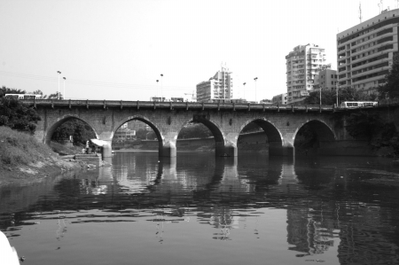 自贡：九旬“桥坚强”扛住58吨重车碾压(图1)