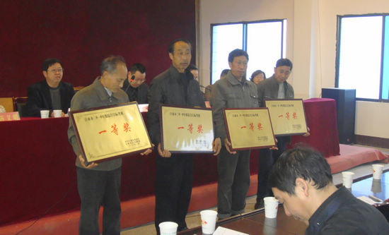 白米乡：表彰先进&nbsp;号角催征(图2)