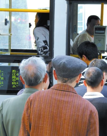 5月1日起 泸州七旬老人免费乘公交(图)