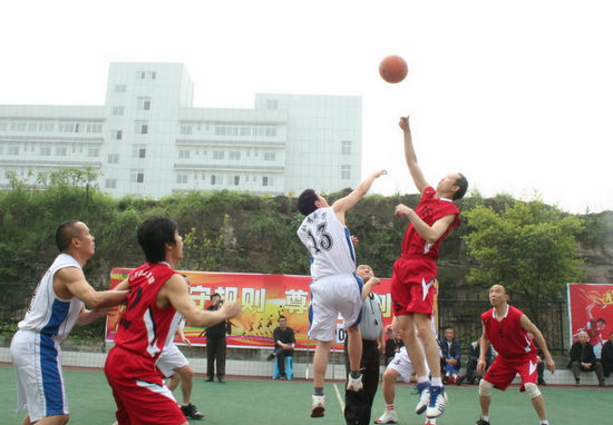 川南六市县中老年篮球联谊在泸开赛(图2)