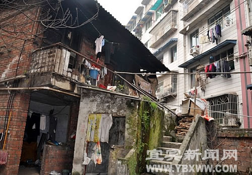 宜宾：好恶心！大便从天而降击穿房顶(图3)