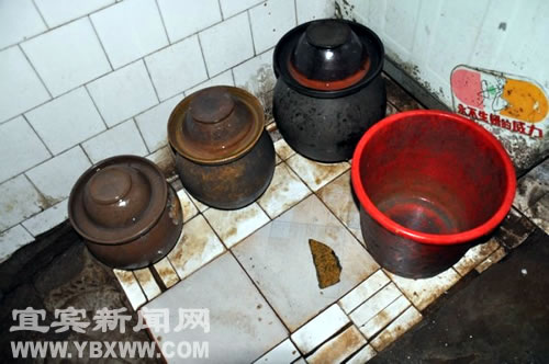 宜宾：好恶心！大便从天而降击穿房顶(图2)