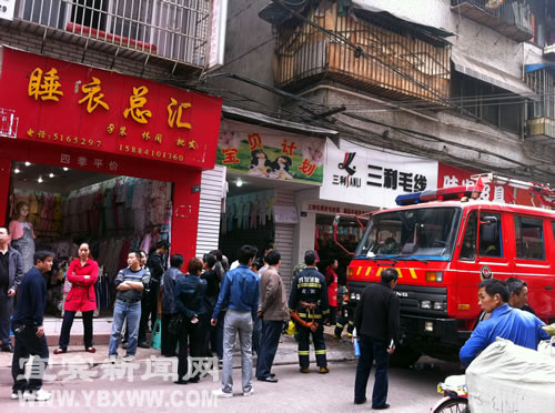 住户家起火&nbsp;中心路商家险遭火烧连营