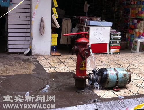 住户家起火&nbsp;中心路商家险遭火烧连营(图3)