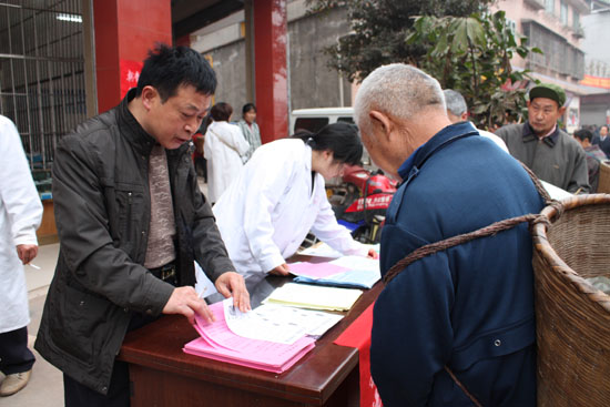 纳溪打古镇开展“爱国卫生月”活动(图1)