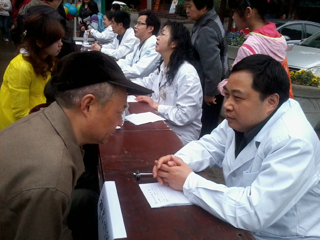 泸州:九三学社开展"科普进社区"大型义诊及讲座活动(图2)