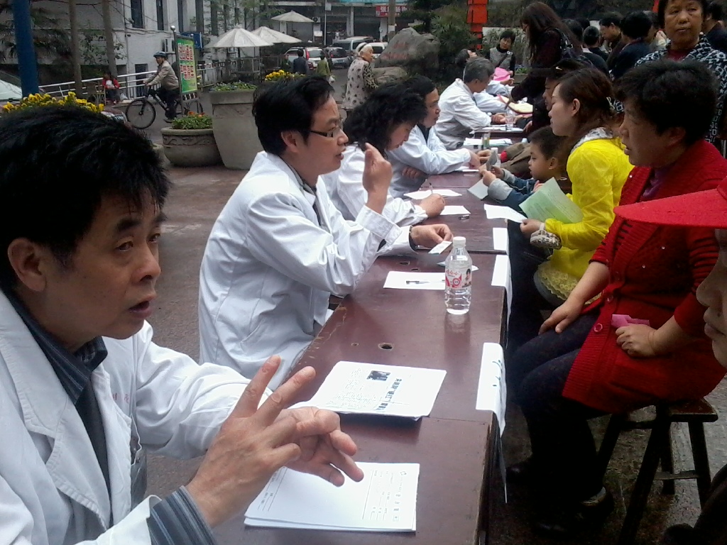 泸州:九三学社开展"科普进社区"大型义诊及讲座活动(图4)