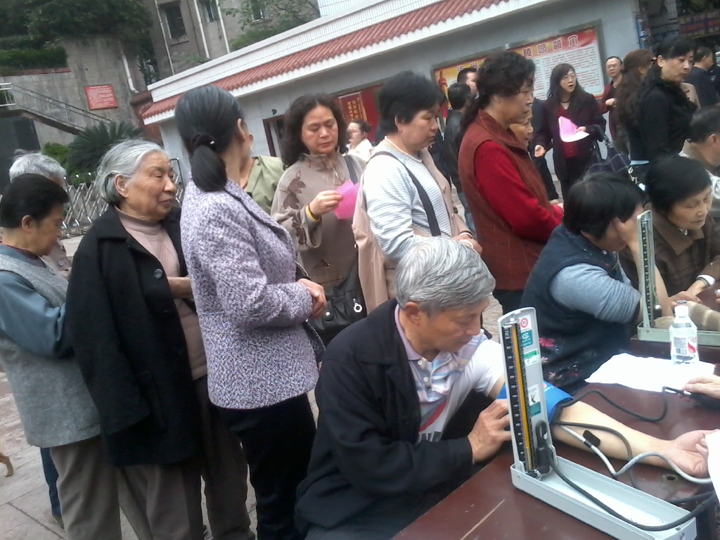 泸州:九三学社开展"科普进社区"大型义诊及讲座活动(图5)