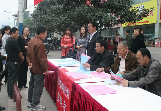 龙马潭区开展爱国卫生月集中宣传活动(图2)