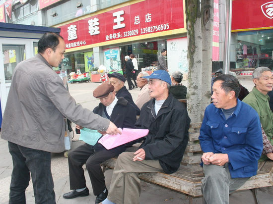 龙马潭区开展爱国卫生月集中宣传活动