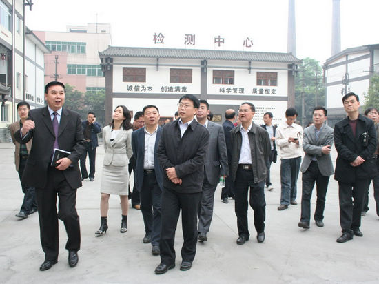 杨文杰一行调研龙马潭区酒业发展