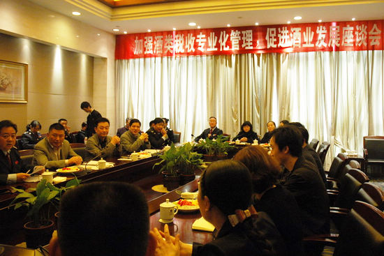 龙马潭区国税局举行酒类税收专业化管理座谈会(图1) 龙马潭区国税局举行酒类税收专业化管理座谈会(图1)