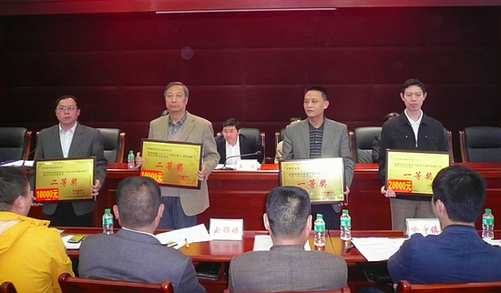 泸县重金奖励先进集体和个人(图1)