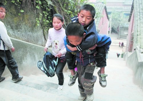 自贡男孩患病无力行走 20名同学轮流背他上学