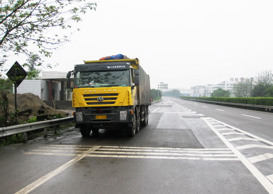 罚200元记6分&nbsp;大货车占用高速路应急车道挨罚(图1)