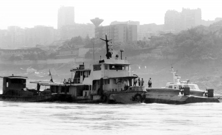 货船在宜宾境内翻沉6人落水 仍有2人失踪(图2) 货船在宜宾境内翻沉6人落水 仍有2人失踪(图2)