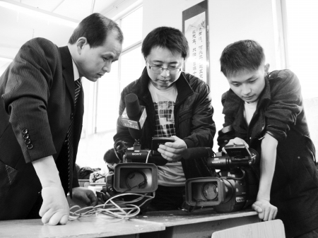 资阳：宣传资阳&nbsp;25名网友拍小电影(图1)