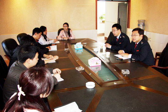 纳溪国税局为大学生村官送税法(图1)