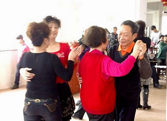 叙永老劳模为建文明社区立新功(图1)