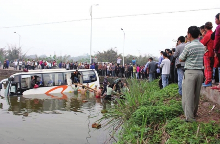 宜宾到泸州一客车冲进鱼塘&nbsp;水中搭救命人梯(图1)