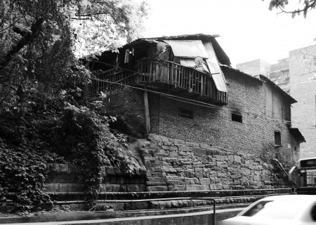 泸州:木板撑危楼真的好“给力”(图1) 泸州:木板撑危楼真的好“给力”(图1)