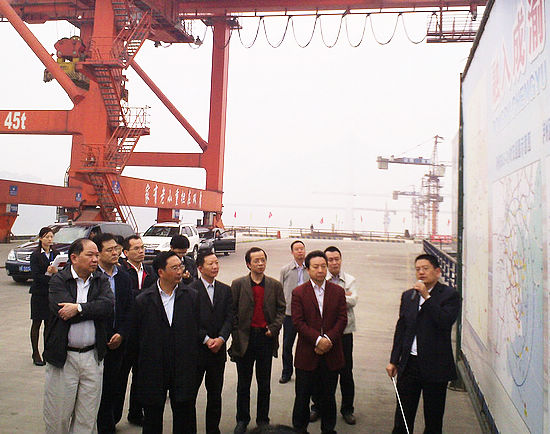 严以新一行调研龙马潭区航道、港口建设(图1) 严以新一行调研龙马潭区航道、港口建设(图1)
