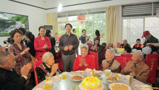 泸州：福利院老人、孩子集体过生日(图1)