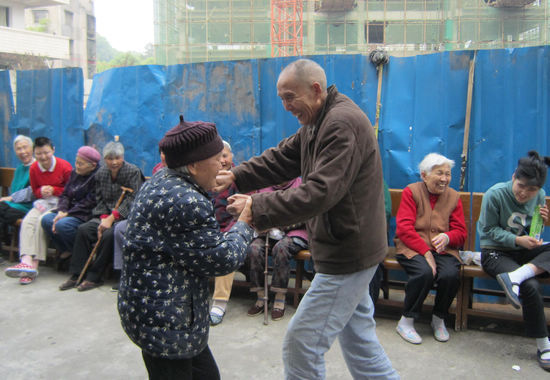 泸州市福利院：春季游园会老人乐开怀(图2)