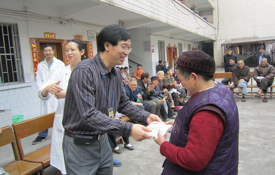 泸州市福利院：春季游园会老人乐开怀(图1)