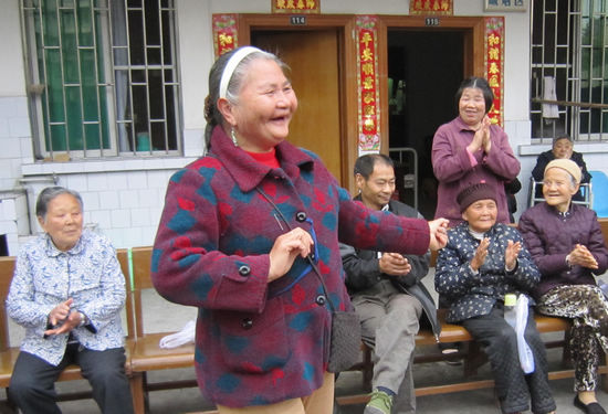 泸州市福利院：春季游园会老人乐开怀(图3)