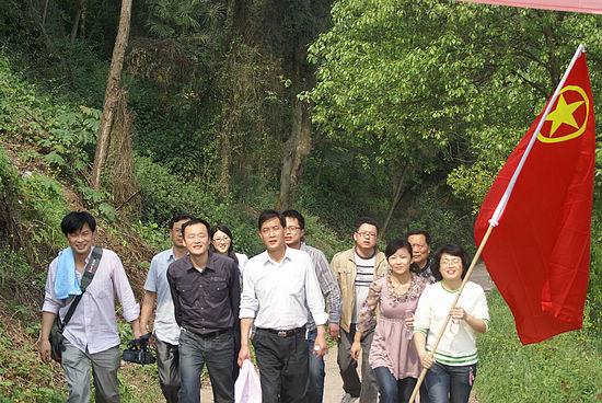 泸县工商局与云锦镇共同举办迎“五一”登山活动(图1)
