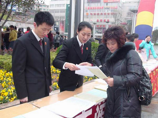 古蔺法院开展法律宣传(图1) 古蔺法院开展法律宣传(图1)