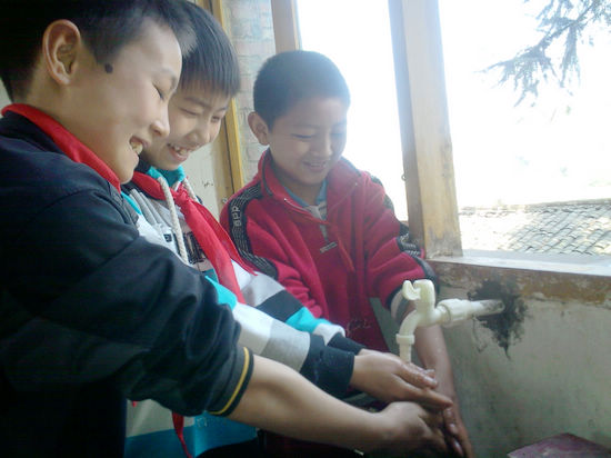 打古镇龙古小学师生告别“苦水”