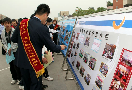 泸县国税局开展“税宣校园行”大型税宣活动(图2) 泸县国税局开展“税宣校园行”大型税宣活动(图2)